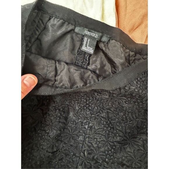 CLEARaNCE BOX 4342, juniors size Small - Forever 21 box lot - shorts, sweatshirt - Picture 7 of 8